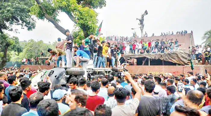 জুলাই গণ-অভ্যুত্থানের ঘোষণাপত্র by শহীদুল্লাহ ফরায়জী