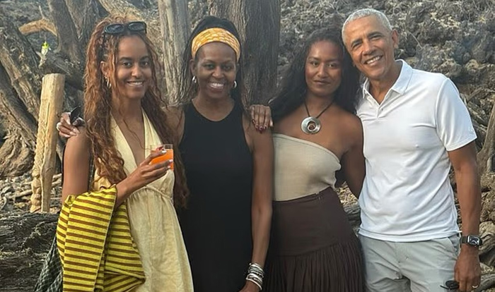 বিচ্ছেদ গুঞ্জনের মাঝে মেয়ের জন্মদিন: নিজের পরিচয়ে বড় হতে চান ওবামা-মিশেলের কন্যারা