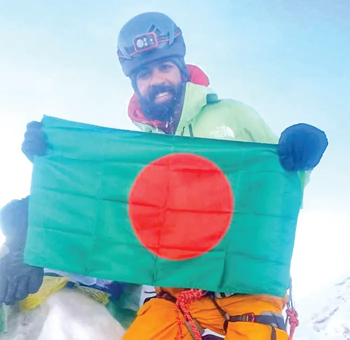 ১১ বছর পর এভারেস্ট চূড়ায় লাল সবুজের পতাকা