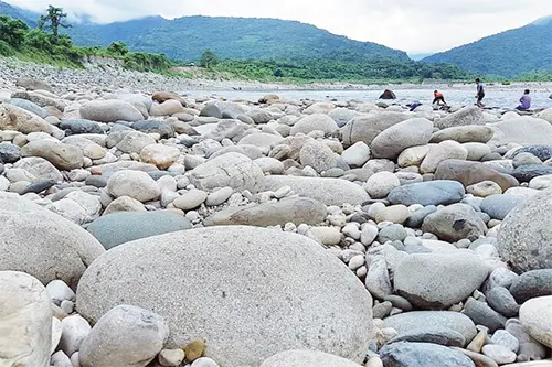 সিলেটে ২২ দিনে ১৫ কোটি টাকার সাদা পাথর লুট