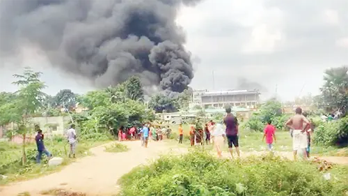 শ্রমিক অসন্তোষ: সাভার-আশুলিয়ায় ১১১ কারখানা বন্ধ ঘোষণা, গাজীপুরে বিক্ষোভের পর অগ্নিসংযোগ