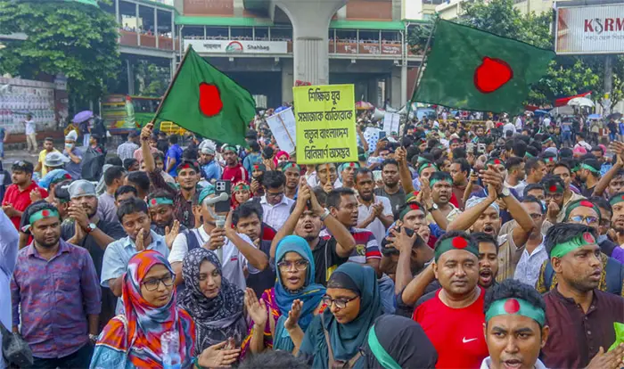 চাকরিতে প্রবেশের বয়স ৩২, ৩ বারের বেশি বিসিএস নয়: মিশ্র প্রতিক্রিয়া