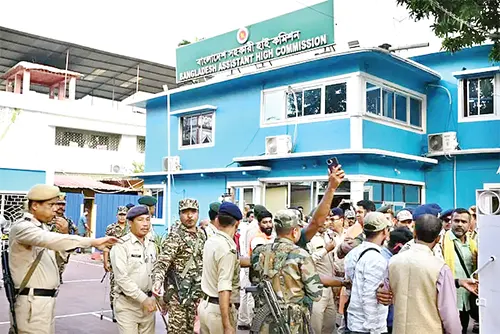 আগরতলায় বাংলাদেশ হাইকমিশনে হামলা: পতাকা ছিঁড়ে আগুন