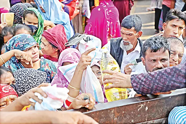 কম দামের পণ্য শেষ হয়ে যায়, লাইন শেষ হয় না by সুদীপ অধিকারী ও আরিফুল ইসলাম