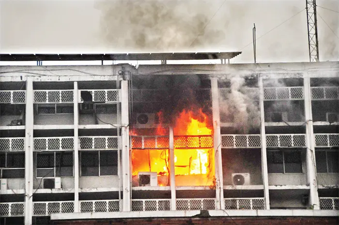 মধ্যরাতে সচিবালয়ে ভয়াবহ আগুন: দুর্ঘটনা না নাশকতা?