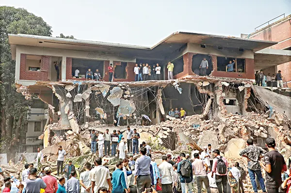ধ্বংসস্তূপ ৩২ নম্বর, সুধাসদন: সারা দেশে সিরিজ ভাঙচুর, আগুন