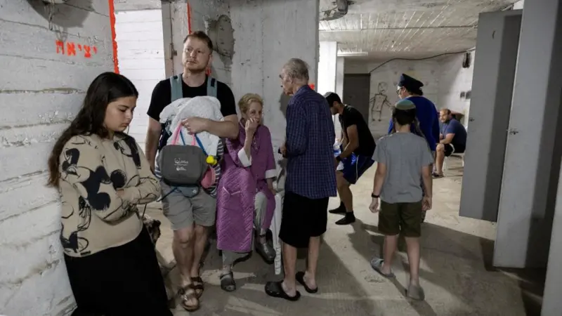 ভয়ে কাঁপছে ইসরাইল,আশ্রয় খুঁজছে বাংকারে, হাসপাতালে রোগীদের ছুটি, রক্তদানের আহ্বান ও একটি শিয়ালের গল্প by মোহাম্মদ আবুল হোসেন