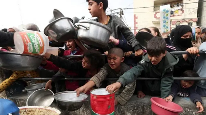 'আমরা হয়তো মারা যাব, কিন্তু আমাদের খাবার জোগাড় করতেই হবে' -গাজার বাসিন্দা