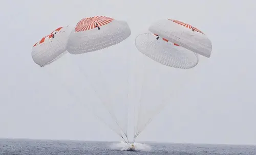 প্রশান্ত মহাসাগরে চার মহাকাশচারীর সফল অবতরণ