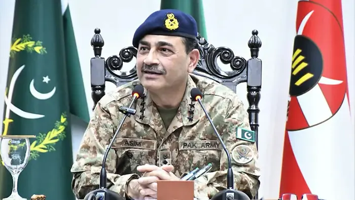 পাকিস্তানের সেনাপ্রধানের হুঙ্কার: অস্তিত্ব সঙ্কটে পড়লে আমরা অর্ধেক দুনিয়াকে নিয়ে ডুবে যাব