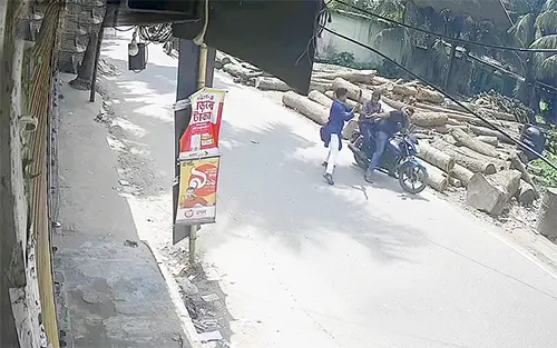 যুবলীগ নেতাকে মোটরসাইকেল না দেয়ায় প্রবাসীকে কুপিয়ে হত্যাচেষ্টা, ভিডিও ভাইরাল