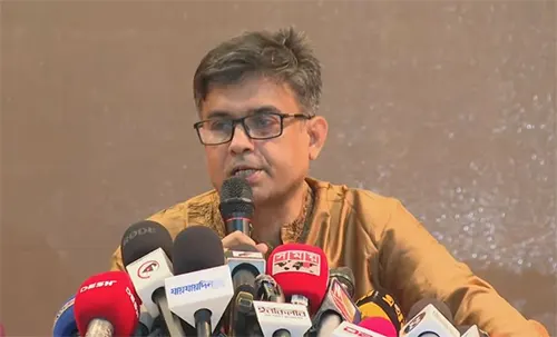 Dumaloq kokrakli qiz soradi