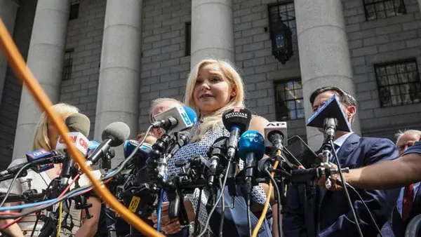 আত্মজীবনীতে তথ্য: একজন সুপরিচিত প্রধানমন্ত্রী ধর্ষণ করেছেন ভার্জিনিয়া জিফ্রেকে