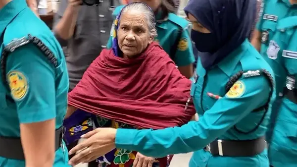 ঢাকার আদালতে ভারতের সখিনা বেগম, জামিন হয়নি শুনে অঝোরে কাঁদলেন মেয়ে