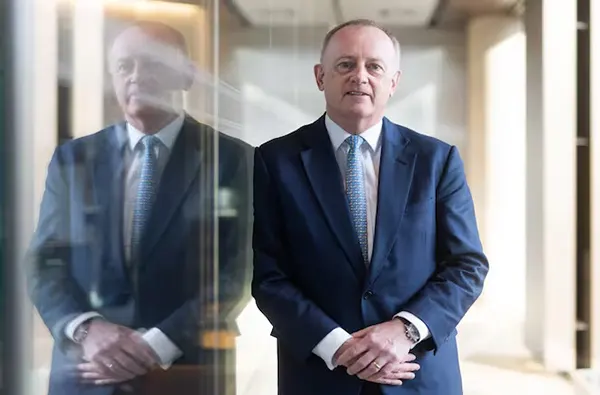 অফিসে রোমান্স: শুরুর আগেই ২০৮ কোটি টাকার চাকরি হারালেন জন নিল