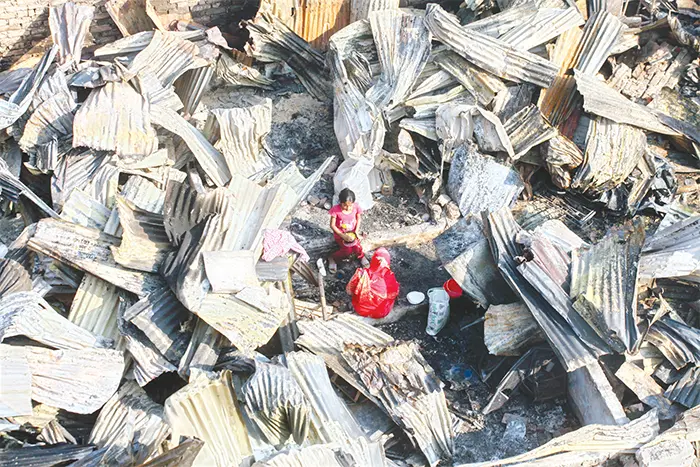 কড়াইল বস্তিতে কেন বারবার আগুন? by ফাহিমা আক্তার সুমি ও মোহাম্মদ রায়হান