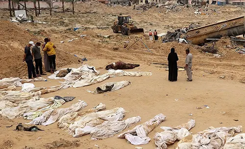 গাজায় নতুন গণকবরের সন্ধান: হত্যার পর বুলডোজার দিয়ে বালি চাপা