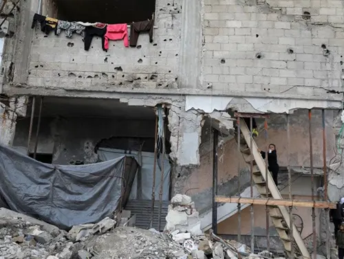 গাজায় ঝড়বৃষ্টিতে ক্ষতিগ্রস্ত ভবন কাঁপছে