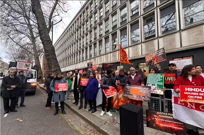 লন্ডনে বাংলাদেশ হাইকমিশনের সামনে বিক্ষোভ-পাল্টা বিক্ষোভ