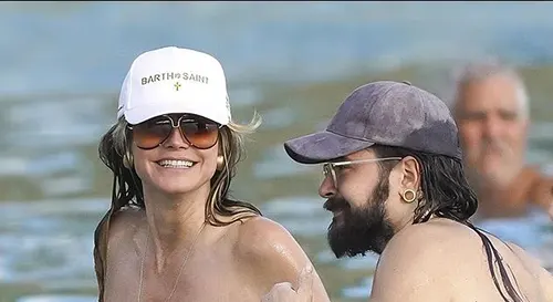 সৈকতে টপলেস মডেল হাইদি ক্লুম