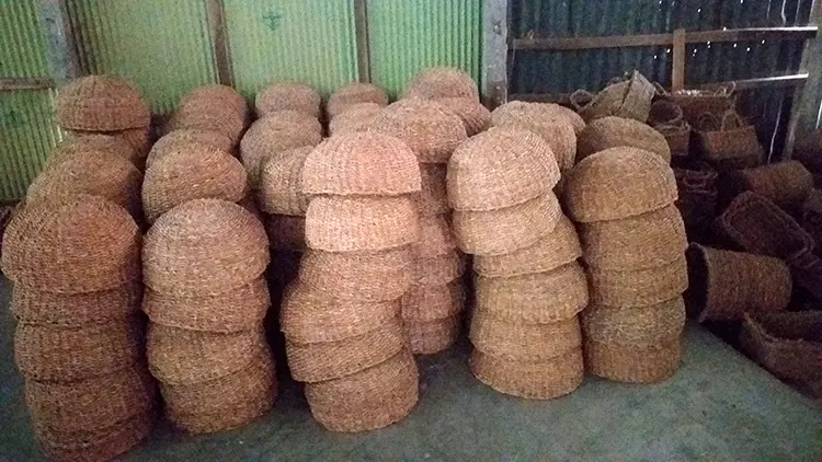 Sexualni goli qiz Qizil rangli sexy kechki liboslar