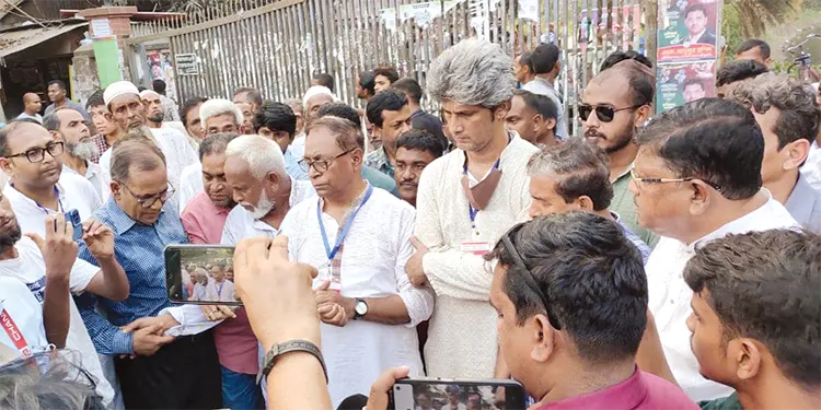 ‘মানুষ সরকারকে পদত্যাগে বাধ্য করবে’