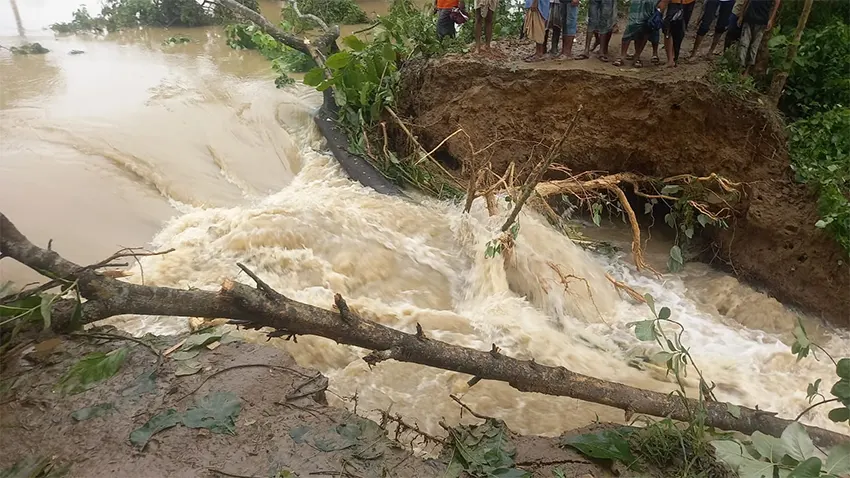 ফেনীতে বাঁধ ভেঙে ১০ গ্রাম প্লাবিত