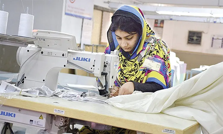 Qora paypoq va yubka kiygan seksual qizlar